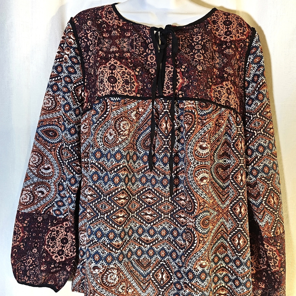 3/$20 Sanctuary M Tie Front Pattern Top